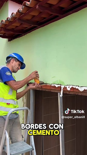 De una fachada vieja a una clínica moderna en tiempo récord. 🤯 Tuvimos que demoler casi todo para lograr esta transformación extrema: rompimos la pared para instalar una puerta pivotante de cristal gigante, preparamos y pintamos la estructura, y hasta tuvimos que reventar el piso viejo a puro pico y pala para hacer un vaciado de concreto desde cero y arreglar los problemas de humedad. Si te gustan los procesos de construcción paso a paso y las renovaciones increíbles, el resultado final te va a