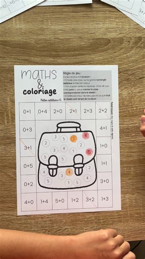 🎲 Petit jeu de maths à deux ! ✏️💡 Aujourd’hui, je vous partage un jeu de calculs simple et amusant à mettre en place en classe 🎯 Le principe : 1️⃣ On calcule les opérations qui se trouvent dans les cases de l’extérieur. 2️⃣ Chacun son tour, les joueurs colorient le bon résultat dans leur couleur 🎨 👉 Le but ? Avoir le plus de cases de sa couleur à la fin ! Un super moyen de réviser les additions soustractions ….. tout en s’amusant 🤩 🧮 Parfait pour les ateliers de mathématiques, les temps c