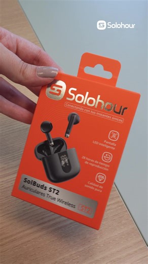 Música sin preocupaciones. Con el ST2, disfruta de un diseño ligero y cómodo, y revisa fácilmente la batería gracias a su pantalla digital integrada. Más control, más música. #ST2 #Solohour #Auriculares #AudioPortátil #TecnologíaQueConecta #MúsicaEnMovimiento