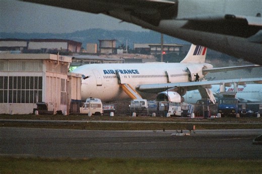 Détournement d'un vol Alger-Paris : 54 heures d'angoisse, 3 morts... Il y a 30 ans, la France sous le choc
