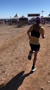 IL EST DE RETOUR. Et ça va faire bobo à la concurrence. Jim Walmsley vient d’écrabouiller un 50 bornes en 3h40, 13,6 km/h de moyenne. Qu’on se le dise : Jim Walmsley ne vient pas pour déguster du pinard au Chianti Ultra Trail by UTMB. Images Bryce Brooks / Aravaipa | Les Genoux dans le Gif