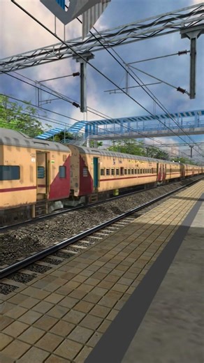 02131 PUNE JABALPUR SF SPL SKIPS HADAPSAR AT HIGH SPEED #shorts #trending #msts