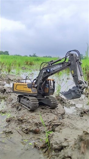 Small size, massive power! 🚜🔥 This mini excavator is putting in real work! 😎.#shortsfeed #kidstoys