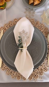 ✨Idée pour une jolie table de Ramadan. Un service élégant, avec des couleurs fraîches et modernes, parfait pour les beaux jours. L’art de la table passe aussi par des détails comme des bijoux de table. Le bon plan si vous cherchez une jolie vaisselle à prix raisonnable. . 📌PS: Comme d’habitude, plus de détails sont épinglés dans les messages. . 🗂️GARDE CETTE VIDÉO pour pas la perdre cette astuce• ✈️TRANSMETS-LA à un ami pour lui faire découvrir cette astuce. ✅REJOINS MA C☺️MMUNAUTÉ pour découv