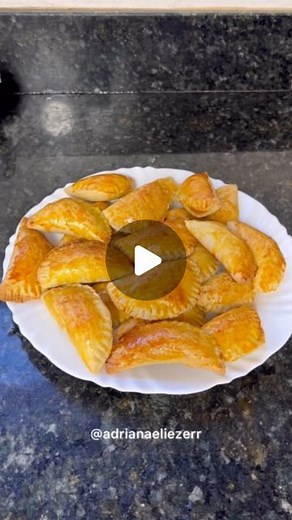 GISELE | Receitas Fáceis on Instagram: "Misturei creme de leite na farinha e ficou incrível 🤤 Deixe um ❤ se gostou da receitinha! 2 xic farinha de trigo 1 cx creme de leite 2 colheres de margarina Recheio a gosto usei frango desfiado temperado Receita via @adrianaeliezerr Super recomendo 😍"