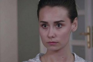 Elif odcinek 924 streszczenie - Tarik i Rana czekają w porcie na przewoźnika. Zamiast niego pojawia się policja i aresztuje Tarika