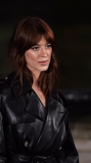 Last week, #DaisyEdgarJones debuted a a strawberry brunette shade, and tonight took her new look to the @Burberry AW26 show on the final day of #LondonFashionWeek. | British Vogue