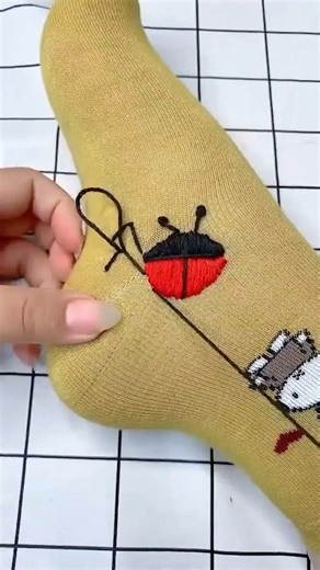 Here's how to fix a hole in a sock! 😍 | Creative Bee