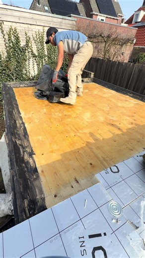 Removing the old EPDM roof to prepare for a fresh waterproof system. Step by step renovation on a flat roof in Europe. Hard work but clean results. 🔨🏠 #roofing #renovation #construction #epdm #flatroof