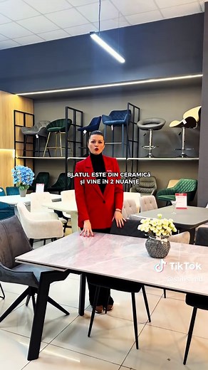 Masa Pacto aduce versatilitate și stil în orice spațiu, fiind disponibilă în două dimensiuni și două nuanțe elegante. 💫 \t•\tDimensiunea mare: 180x90 cm, extensibilă la 260 cm, este perfectă pentru încăperi generoase și vine cu finisajul blatului în gri lucios și alb lucios. \t•\tDimensiunea mică: 140x80 cm, extensibilă la 200 cm, se potrivește spațiilor compacte și este disponibilă în nuanțele alb mat și gri mat. Blatul realizat din ceramică groasă oferă durabilitate și rafinament, iar picioar