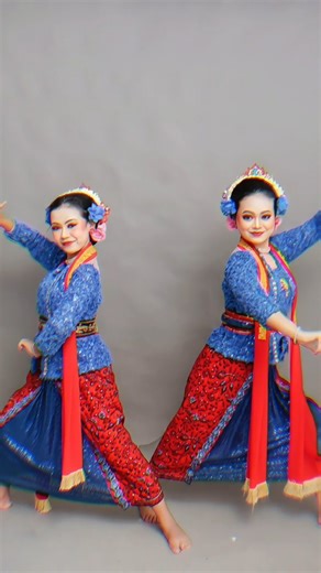 Imago Studioo on Instagram: "Yuk booking foto di Imago Studioo cocok banget buat kamu yang💙 ✨ Mau foto solo tetep standout 👑 ✨ Foto couple bareng doi 💞 ✨ Foto seru-seruan bareng bestie 👯 ✨ Moment ulang tahun, wisuda, foto bareng keluarga 📸 Semua bisaa lohhh🤗🤗 Ada photobox merah, photobox gerbong krl, Selfphoto (bg warna abu/putih/pink), Selfgroup tirai merah🔥 Yuk reservasiin sekarang‼️ 📍IMAGO STUDIO | Desa Limbangan Kec. Kersana Kab. Brebes Booking👇🏻 Dm / +62 851-8594-4431 #selfphotos