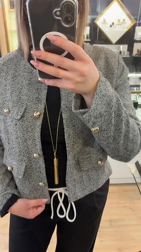 Un design inédit qui transforme le Mini Sharpie en véritable accessoire de mode, pensé pour les esprits créatifs, les penseurs et les graffeurs.   Finition dorée avec motif guilloché iconique, chaîne ajustable (80/85/90 cm) et pointe de diamant signée ST.Dupont. #stdupont #collier #necklace #sharpy #luxurylifestyle | Philippe Bousquet Signatures | Facebook