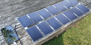 スマホサイズで出力28W！持ち運べるソーラーパネルでどこでも電力確保