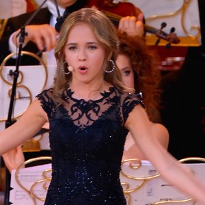 ❤🙌 At just 15 years old, Emma Kok wowed the Maastricht audience with her stunning performance of Voilà at this year's Vrijthof concerts! Her powerful voice and masterful talent have taken the internet by storm with over 35 million views on social media already! Voilà is now also available on Spotify and all other streaming platforms: https://lnk.to/RieuVoila | André Rieu