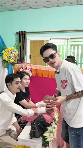 จากลูกค้า กลายเป็นคนที่ซัพพอร์ต น้องซัพพอร์ต และ ส่งเสริมพี่เต็มที่ พี่ก็ทอนคืนให้แบบถึงไหนถึงกันแน่นอน คอนเน็คชั่นสำหรับพี่ไม่จำเป็นต้องมีฐานะ มีเงินมาก มีทองล้น ขอแค่ส่งเสริมกันให้ใจกัน พี่ก็พร้อมซัพพอร์ตน้องเต็มที่ ขอให้น้องทั้งคู่ถือไม้ท้าวยอดทอง กระบองยอดเพชร มีแต่ความสุข ความเจริญ รักกันนานๆ หนักนิด เบาหน่อย ก็อภัยให้กัน นึกถึงวันนี้เอาไว้ให้มากๆ ที่สำคัญ เชื่อเมียเจริญทุกคน พี่ก็เริ่มจากการที่ผูกข้อไม้ ข้อมือ ด้วยเงิน 4000 บาท ยังเติบโตกันมาด้วยกันได้ น้องทั้งคู่อย่าน้อยเนื้อต่ำใจในวาสนา 