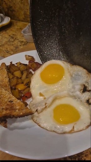 4.3K views · 43 reactions | One of the places that we had was a breakfast place. When cooking breakfast, it's all about the timing, you want everything to come out hot and at the same time#DinerDays #ClassicBreakfast | LorianaSheacooks LorianaSheacooks | Facebook