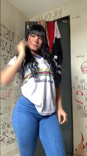 Novinha gostosa dançando