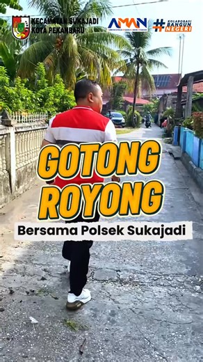 Kecamatan Sukajadi Pekanbaru on Instagram: "Plt Camat Sukajadi Adri Hidayat Putra, S.STP, M.IP bersama Kapolsek Sukajadi Kompol Romi Irawansyah, SH, MH beserta jajaran melaksanakan kegiatan gotong royong di Jalan Pepaya, Kelurahan Jadirejo, Jumat (06/26). Kegiatan ini merupakan kolaborasi antara Polsek Sukajadi, jajaran Kecamatan Sukajadi, serta warga setempat. Dengan penuh kebersamaan, seluruh peserta bahu-membahu membersihkan lingkungan sekitar sebagai wujud kepedulian terhadap kebersihan dan 
