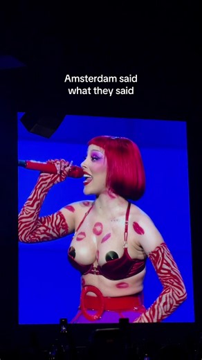 Doja Cat Paints the Town Red – Live Concert Moment in Amsterdam