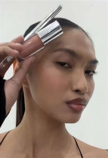 Mastering One-Hand Lip Applications for Effortless Beauty