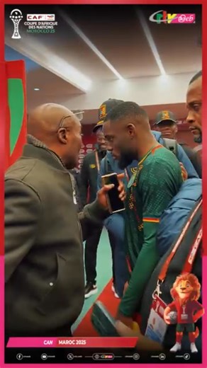 🛑🛑🛑 Roger Milla dans les vestiaires des lions à la mi-temps. Quand le vieux gardien aigris des lions devenu sorcier voit le rôle que joue Roger Milla , le rôle que doit jouer les anciens lions auprès des nouvelles générations iln'a pas honte ? Qu'il reste loin des vestiaires avec sa malchance . Ce qui est amusant ,on le voyait venir aux entraînements de Marc Brys . | Construire ensemble