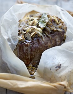 Papillote de contre-filet de boeuf Wagyu, oignons doux et champignons. pour 4 personnes - Recettes - Elle à Table