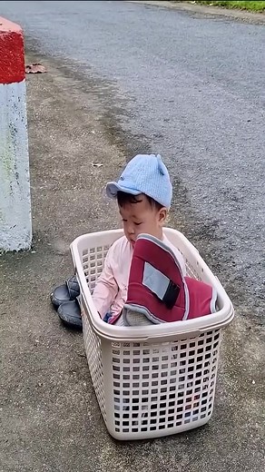 A Little Child Is Crying #poor #motherhood #poorbaby #children | Camping Tutorials