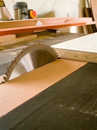 Precisión que se nota en cada proyecto. Nuestro servicio de corte garantiza medidas exactas y acabados limpios para que trabajes con mayor eficiencia. Menos desperdicio. Más calidad. 📞 Contáctanos para más información al 504 9983-4573 #ServicioDeCorte #CarpinteríaHN #MelaminaHN #ProyectosHN #Multipaneles #fyp