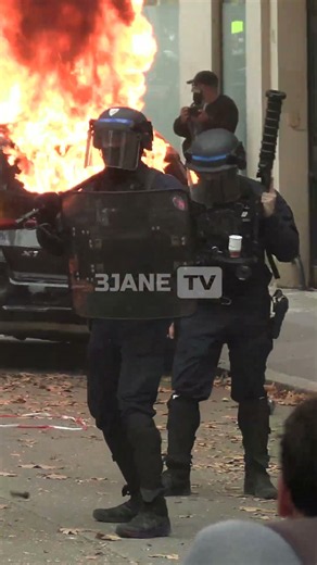 Car burned in Paris during "Acte 5" of French student protests