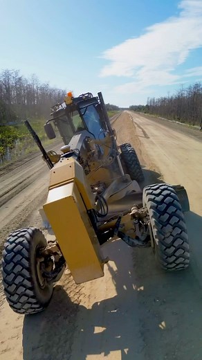 All GPS, all on grade! Video Credit: @qualityenterprisesusa — WORK THE DIRT — #workthedirt #digitdigitalgps #earthmover #earthmoving #earthmovers #bluecollar #bluecollarlife #bluecollarnation #bluecollarnation #bluecollarlifestyle #construction #constructionlife #constructionsite #constructionequipment #heavyequipment #heavyequipmentlife #grader #heavyequipmentnation #heavyequipmentoperator #heavyequipmentmechanic #heavyequipmentphoto #buildwitt | Dig-It Digital GPS