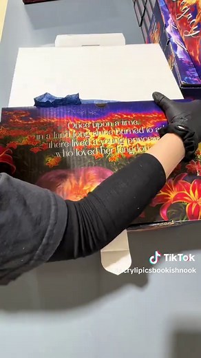 TOG LEGACY IS NOW ON TIKTOK SHOP! ❤️‍🔥 Our AcryliPics Family is thrilled to present our officially licensed special edition box set for Sarah J. Maas' Throne of Glass series! Our TOG Legacy Set includes: ❤️‍🔥Gold Foiled and Soft-Touch Laminated Throne of Glass Locations Inspired Dust Jackets 📚Complete Throne of Glass Series US Standard HARDCOVER Books ⚔️3-Sided Digitally Printed Page Edges 👑24 Speciality Overlays (3 per book) 🧝‍♀️Printed Special Edition Box #throneofglass #specialeditionboo