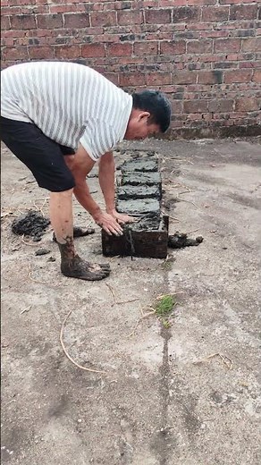 The first step of mud brick making: prepare the mud and share the skills!
