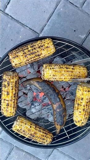 Perfectly roasted corn paired with sweet plantain—an authentic Ghanaian snack classic 🇬🇭✨