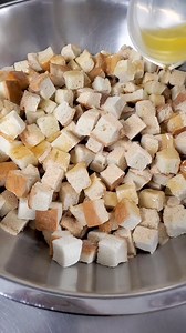 We bake our savory croutons using fresh bread and high-quality ingredients daily! Try them today: 🍞 Garlic 🍞 Herb Parmesan 🍞 Sweet bread 🍞 Pumpernickel 🍞 Toasted pitas | Giardino Gourmet Salads