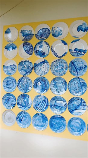 El Museo de la Cerámica de El Carmen de Viboral guarda la historia de un pueblo que aprendió a contar su vida con barro. Platos, pocillos y soperas narran más de 117 años del oficio alfarero que convirtió a este municipio en el mayor centro de loza del país a mediados del siglo XX. Un espacio donde cada pieza conserva la huella de las manos artesanas y las pinceladas que dieron forma a la identidad de la Perla Azulina. | DiariOriente