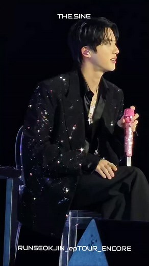 Look at how sparkly his jacket was ✨✨ He's Superstar indeed ❤️ Video © on video/ctto #RUNSEOKJIN_epTOUR_ENCORE #Jin_TOUR_ENCORE #방탄소년단진 #BTSJIN #JIN #진 #김석진 | JINsomnia_Noona