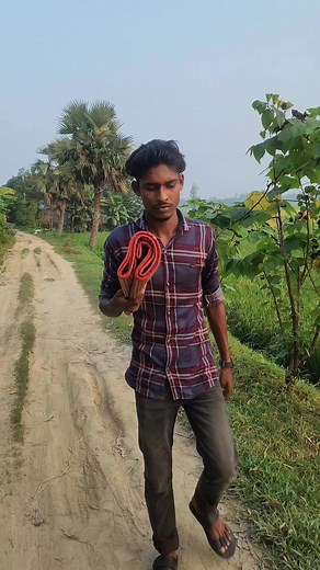 3M views · 10K reactions | ৩০০ টাকার পাটি যখন ৫০০ টাকা দিয়া কেনে তাঃপঃ #comedy #remisvideo #vairal #reels #funny #videos #foryoupageシ #railsforyou | ALL Time fun | Facebook