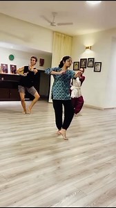 Le travail du bharatanatyam a repris avec Jyotsna Shourie à Delhi#3 🙏🏻💕🪷 Les adavus n'en finissent pas de me passionner >>> projet d'écriture de ce répertoire chorégraphique ancestral, à la fois technique et sacré • en français • dessiné • rythme et chant également présentés Ici : tai, tai ya ta 👌🏻🤗 | Séverine Gouret