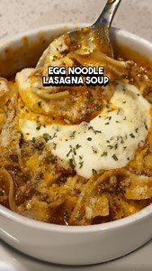 🍝 EGG NOODLE LASAGNA SOUP 🍝 💥perfect for meal prep!💥 INGREDIENTS: 👇🏽 (for 4 servings as shown in video) 1 medium- yellow onion 454g - extra lean ground beef 1 tsp- diced garlic Dried parsley, salt, pepper, paprika 440ml - Tomato Sauce 796ml - Diced Tomato 3 cups - chicken broth 175g - egg noodles 65g - fat free cottage cheese INSTRUCTIONS: 👇🏽 -spray pan with cooking spray -add diced onion on medium heat -add ground beef and break apart until brown -add garlic, spices and stir -add tomato