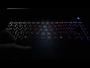 「Alienware m15 Ryzen Edition R5 プラチナ」キーボード光り方一例