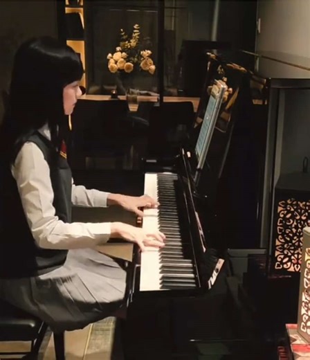 Hedwig's Theme | Harry Potter 20th Anniversary For better quality and more freedom in choosing repertoire, my upload frequency might be a bit slower this year— I want to focus on pieces that can truly elevate my technique. As a lifelong Harry Potter fan, I still can't believe this series is already over 20 years old. I've lost count of how many times I've watched the first film. I used to practice the spells as a kid, dreaming that one day my Hogwarts letter would finally arrive... Those were tr