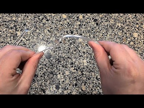 This plastic cutlery set is STRONG!