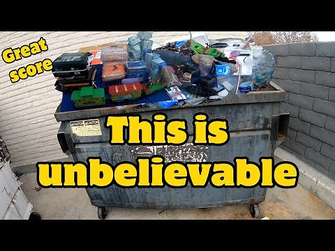 DUMPSTER DIVING -UNBELIEVABLE WHAT GETS THROWN AWAY IN THE STORES