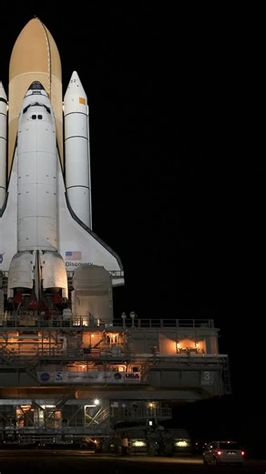 0の革命 このシンプルな0という数字は、実は人類最大の発明の一つなのです。古代では単に「無」を表す概念はありましたが、数字の0は存在しませんでした。計算には不便でしたが、人々はそれで何千年も過ごしてきました。紀元前7世紀頃、インドの数学者たちが初めて0を数字として扱い始めました。この革新的なアイデアは、アラビアを経由してヨーロッパへと広がっていきます。0の登場により、位取り記数法が可能になり、複雑な計算が格段に簡単になりました。さらに、0は数学の新しい地平を切り開き、現代のコンピュータの基礎となる二進法も生み出しました。銀行取引や建築、科学技術など、現代社会のあらゆる場面で0は不可欠な存在です。スマートフォンやパソコンの中でも、全ての情報は1と0の組み合わせで表現されています。私たちが当たり前のように使っている0という数字は、人類の知的進化の証であり、文明の発展になくてはならない存在なのです。 動画のＵＲＬ：https://no-lang.com/video/daf1a40c-9df7-47f0-9955-1f8899084ca4 コピーライト ライセンス：CC BY-SA 4.0 動