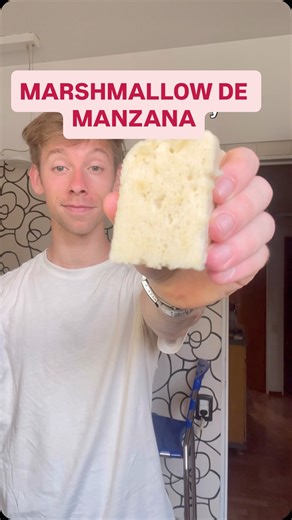 Guido Droblas on Instagram: "Marshmallow de manzana casera - Manzanas peladas y picadas 600 g - Agua 100 ml - 40g de gelatina instantánea, puedes añadir 1 cucharada de azúcar, pero yo la hice sin ella 1. Las manzanas hay que lavarlas, pelarlas y cortarlas en cubos. 2. Vierta agua sobre las manzanas, colóquelas a fuego medio y cocínelas a fuego lento hasta que estén tiernas. 10-15 minutos 3. Moler las manzanas en una licuadora, agregar la gelatina y mezclar. Déjalo enfriar a temperatura ambiente.