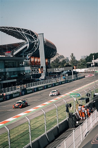 Entre el rugido de los motores y la emoción del momento, Nelly conversa con los protagonistas: Pepe, Gerardo y Fabián. A segundos de salir a pista a la primera practica de TCR, la tensión se convierte en pasión. Así se vive el Gran Premio de México con México Racing Cup. 🏎️🇲🇽 #mexicoracingcup #granpremiodeméxico #autodromohermanosrodriguez #tcr | Mexico Racing Cup