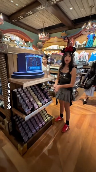 Can Cece ask to be bought a music box? #dewivanow #musicbox #uniqueitems