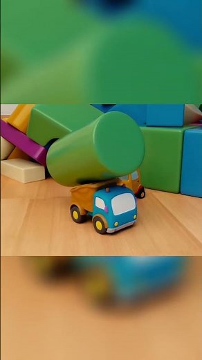 Машинки Мокас помогают своему другу строить! 🧱🚙 Мультик про машинки для детей #машинки #длядетей