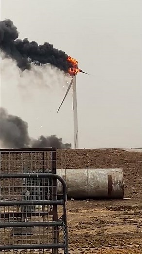 Wind turbine catches fire in Texas 🔥