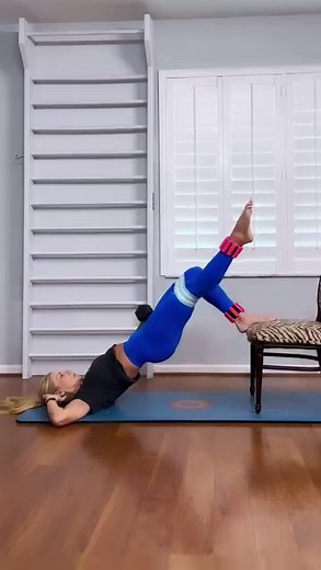 Do you know the Power Of Pulses?!??🔥 Pulsing movements are one of my favorite ways to fatigue the muscle when working out at home. Pulsing can increase muscular endurance and build explosive strength! When we pulse, the small range of motion restricts blood flow resulting in your body recruiting more fast twitch muscle fibers. Not to mention the burn is NEXT LEVEL!🔥 If you workout at home, try incorporating pulsing at the end of any set! Try my NEW CLASS called Power of Pulses! It’s an amazing